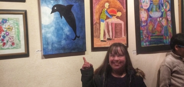 «كارين» أمام إحدى لوحاتها فى «ملتقى أولادنا»