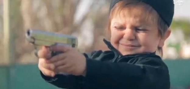 أحد الأطفال يتلقى تدريبات في تنظيم "داعش" الإرهابي