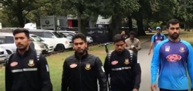 لاعبو منتخب بنجلاديش اثناء مغادرته أحد المساجد