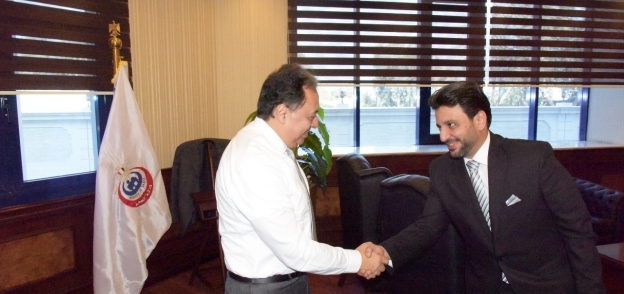 وزير الصحة مع مدير بني سويف للتأمين