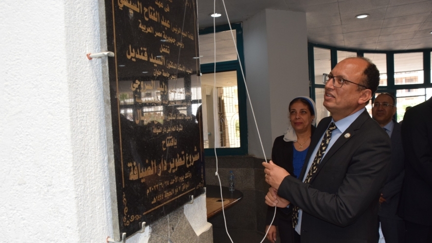 رئيس جامعة حلوان الدكتور سيد قنديل خلال افتتاح دار الضيافة