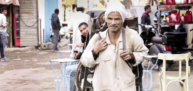 «عبدالقادر» يجوب الشوارع بحثاً عن زبون