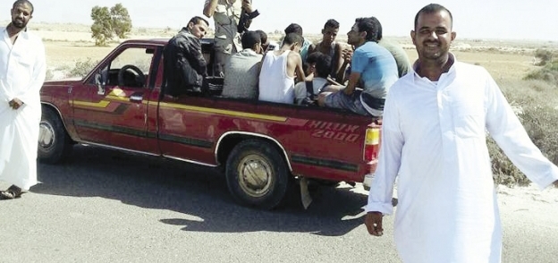 مهاجرون غير شرعيين بعد القبض عليهم بواسطة قوات حرس الحدود أمس