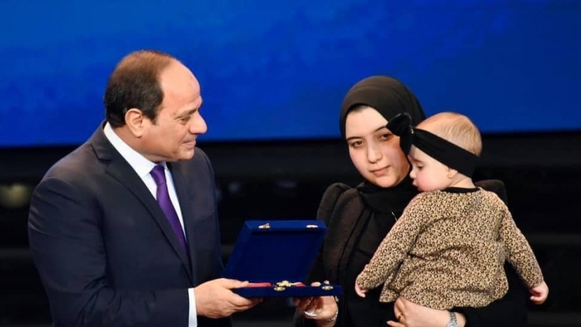 الرئيس عبدالفتاح السيسي يكرم أسرة أحد الشهداء