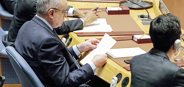مندوب مصر فى مجلس الأمن أثناء تلاوة مشروع القرار أمس «أ.ف.ب»