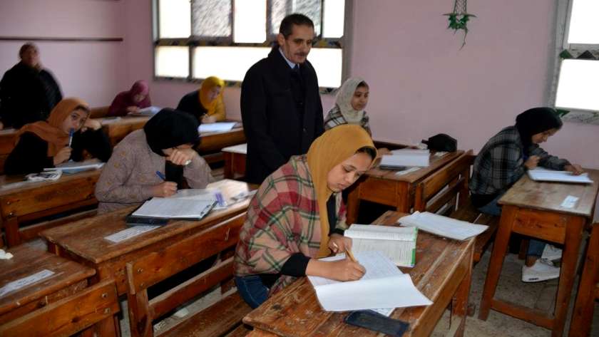 طالبات يؤدين امتحانات الإعدادية