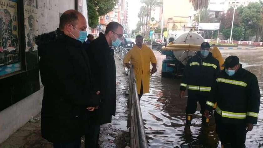 نائب محافظ الإسماعيلية يتفقد رفع المياه من الشوارع