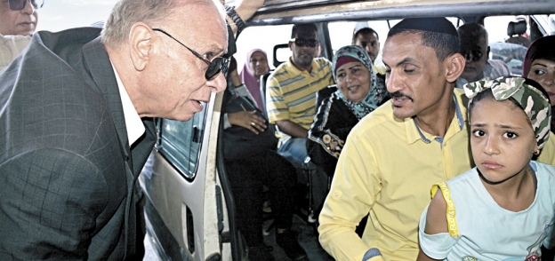 محافظ القاهرة أثناء جولته على مواقف السرفيس