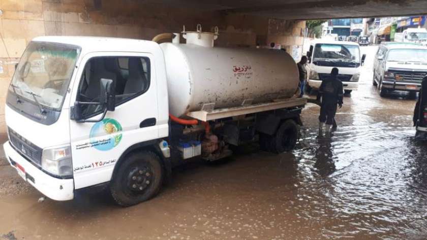 شفط مياه الأمطار في شوارع المنوفية