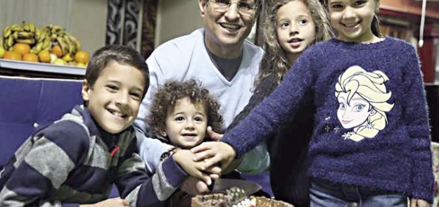 مصطفى يونس مع أطفال الأسرة