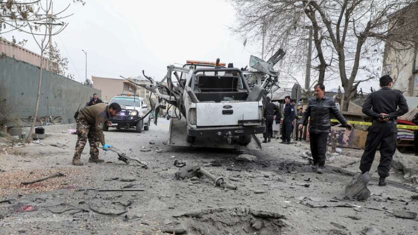 آثار انفجار السيارتين المفخختين بأفغانستان