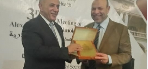 تكريم وزارة الصحة لأحد الأطباء