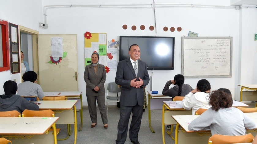 محافظ الإسكندرية يتابع امتحانات الشهادة الإعدادية