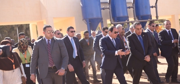 الرئيس السيسى خلال زيارته لمحطة «كيما» للصرف الصحى