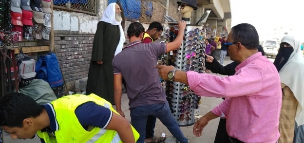 حملة لإزالة الاشغالات بحي العامرية أول بالإسكندرية