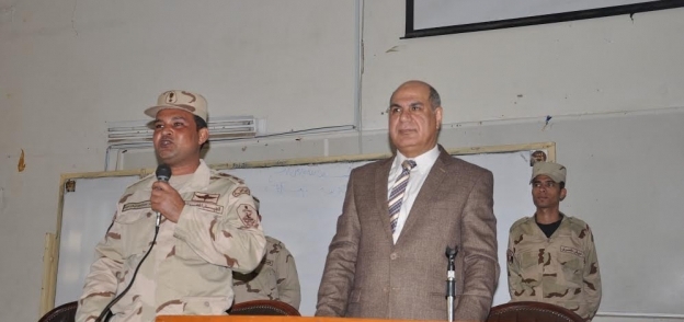 رئيس جامعة كفر الشيخ يلتقى الطلاب المشاركين فى التربية العسكرية