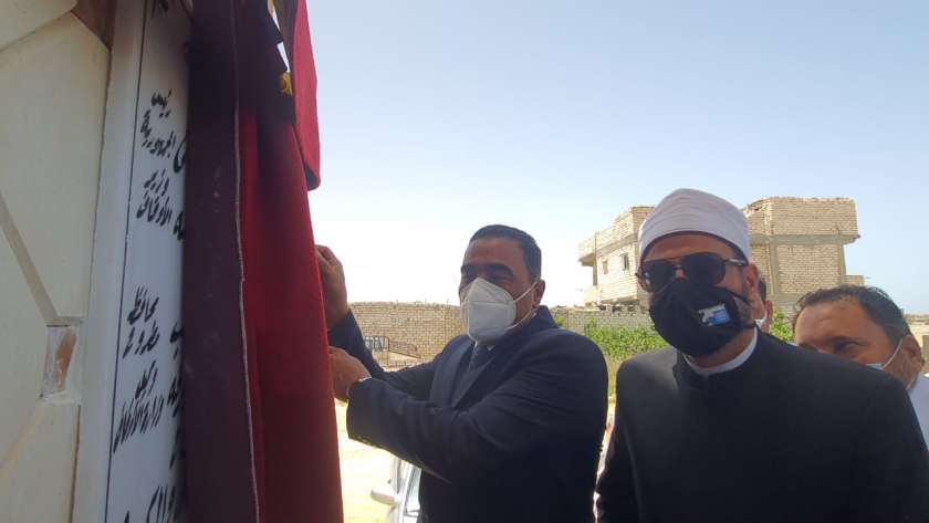 محافظ مطروح ووكيل وزارة الأوقاف خلال افتتاح مسجد في مدينة الحمام