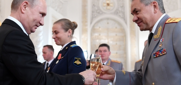 الرئيس الروسى ووزير دفاعه خلال احتفال تكريم العسكريين الذين قاتلوا فى سوريا