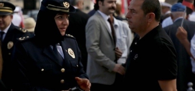شرطية تركية ترتدي الحجاب أثناء احتفالات النصر