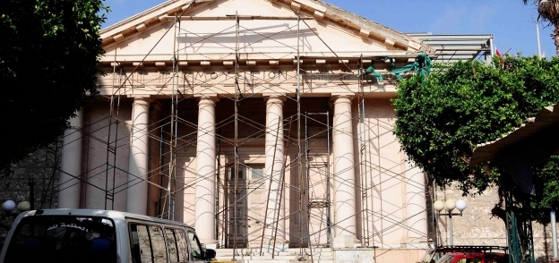 أعمال الترميم على المتحف اليونانى