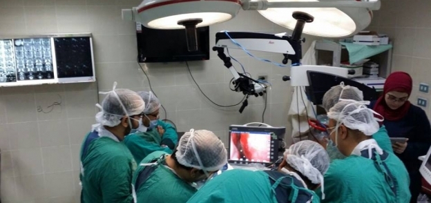 بالصور| إجراء جراحة ناجحة لاستئصال ورم بالغدة في مستشفى جامعة بني سويف