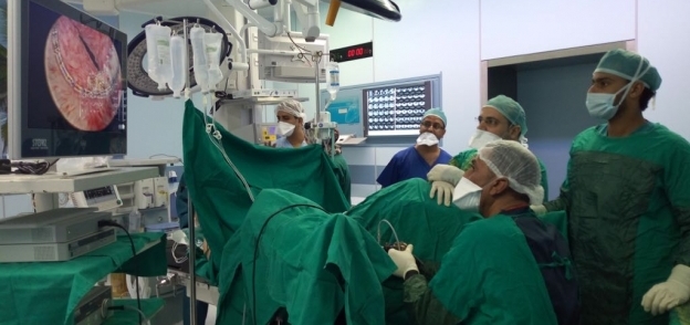 الأطباء يجرون عملية جراحية لأحد المرضى