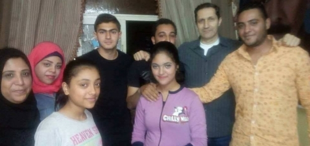 علاء مبارك مع أسرة السائق