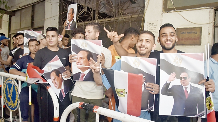 مواطنون احتشدوا أمام الشهر العقاري بصور الرئيس لتحرير التوكيلات المؤيدة لترشحه