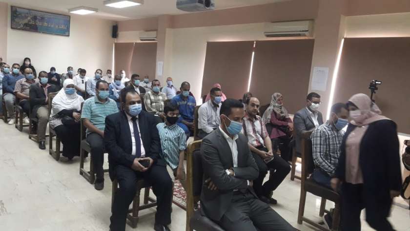موظفو مصر ينتظرون العلاوات في يوليو المقبل