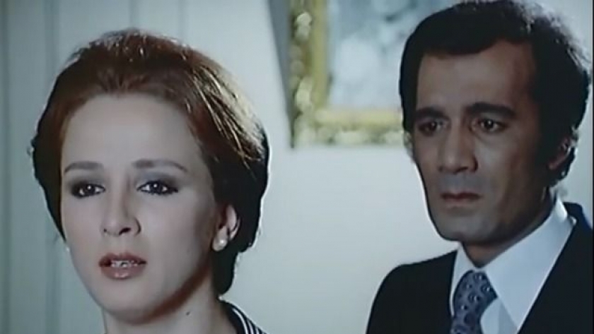 محمود ياسين ونجلاء فتحي في مشهد من فيلم رحلة النسيان