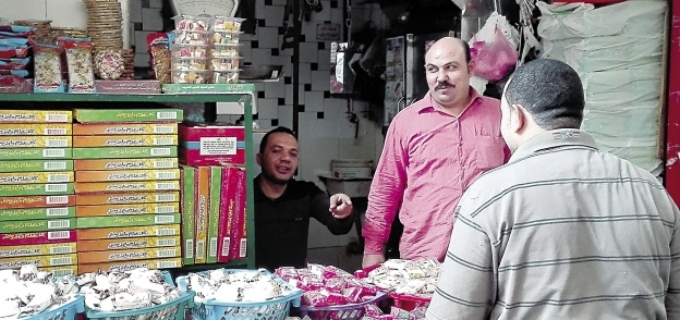 جزار يتجه إلى بيع حلوى المولد لركود حال اللحمة
