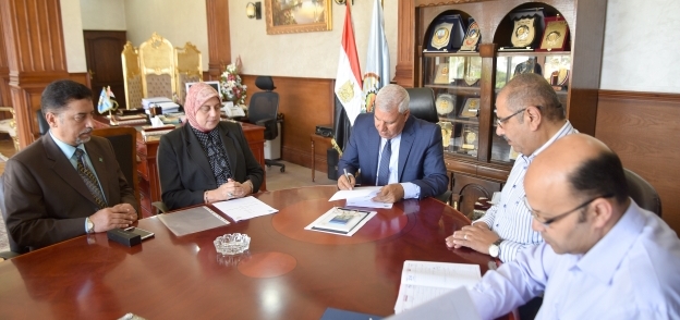 محافظ مطروح خلال توقيعه بروتوكول مع مسئولى مؤسسة مصر الخير فى قطاع التعليم