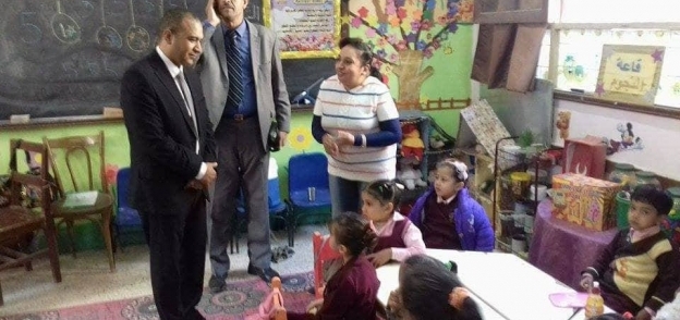 رئيس مركز أبوقرقاص خلال تفقده المدارس