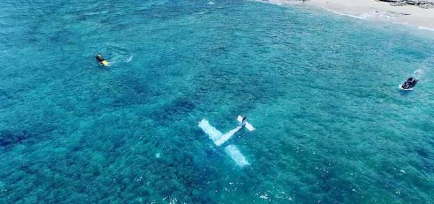 سقوط طائرة في مياة شاطئ ماكاها