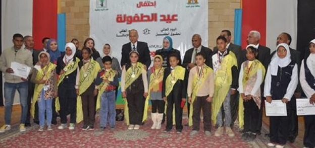 عشماوي يكرم طلاب متفوقين بحضور نائب وزير الصحة والسكان