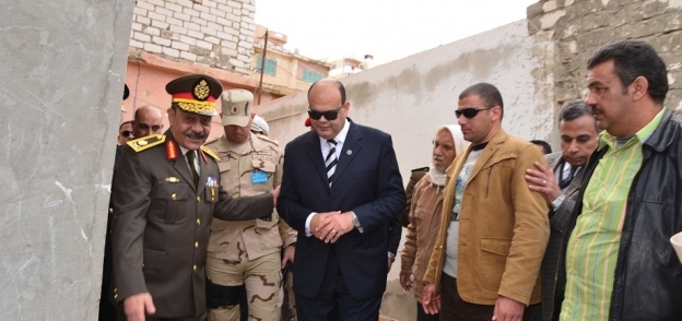 محافظ مطروح وقائد المنطقة الغربية العسكرية خلال تفقد منطقة الطبيه العشوائيه