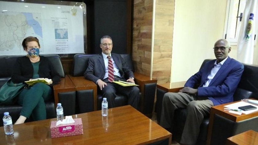اجتماع وزير الري السوداني مع القائم بأعمال السفارة الأمريكية بالخرطوم
