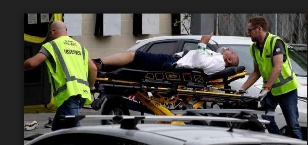 رجال إسعاففي نيوزيلاندة ينقلون ضحايا الهجوم الإرهابي