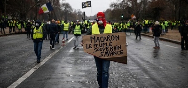 محتجون ضد ماكرون يغلقون أحد الشوارع بالعاصمة الفرنسية