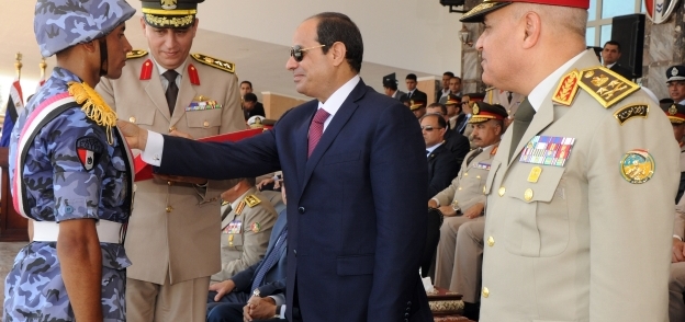 الرئيس عبدالفتاح السيسى خلال منح أحد الأوائل نوط الواجب العسكرى