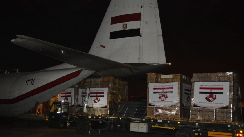 المساعدات المصرية المتجه إلى الشعب التونسي