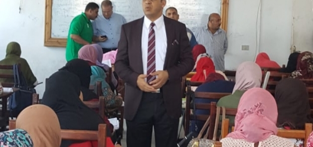 رئيس جامعة دمنهور يتابع امتحانات الآداب استجابة لرغبة الطلاب
