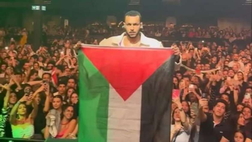 ويجز يرفع العلم الفلسطيني