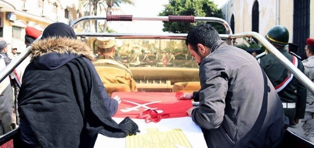 محافظ الإسكندرية يشارك في تشييع شهيد الواجب أيمن كتات في جنازة عسكرية