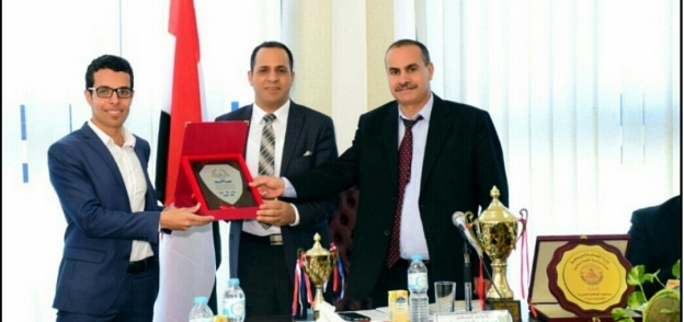رئيس جامعة دمنهور يكرم الفائز بجائزة بغداد الدولية فى العلوم المحاسبية