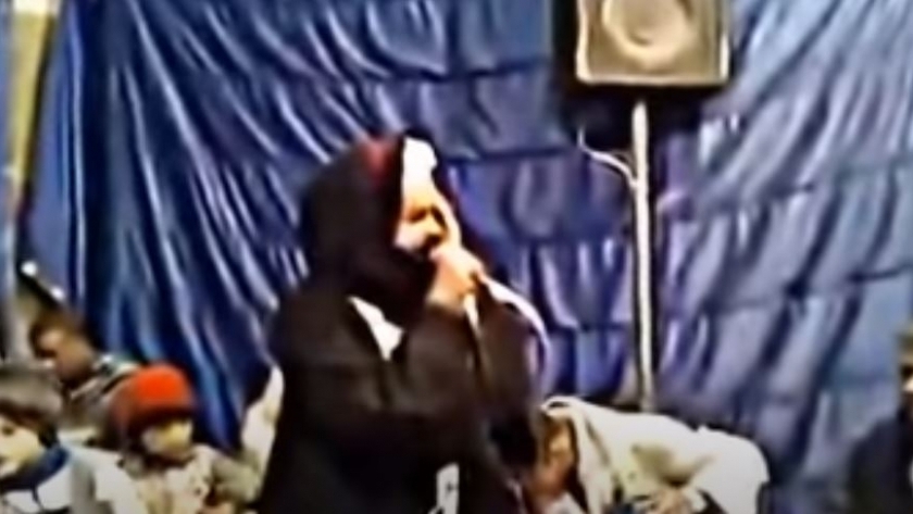 فيديو لمنشد يمدح النبي بسب من لا يصلى عليه