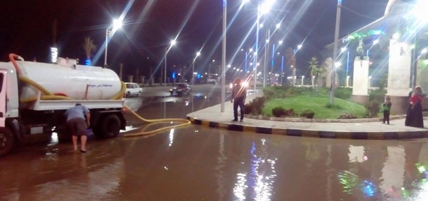 بالصور| 10 سيارات لكسح المياه بسبب كسر بماسورة عمومية في بني سويف
