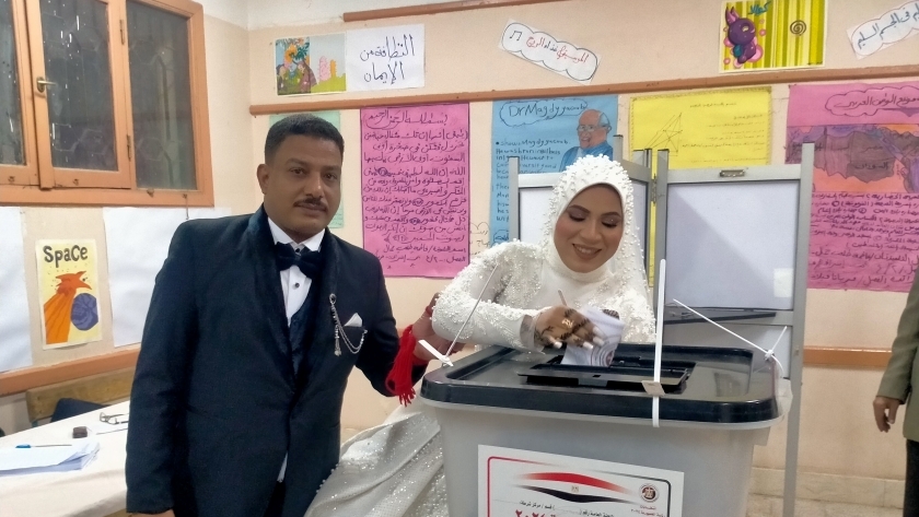 عروسان يدليان بصوتهما في الانتخابات الرئاسية