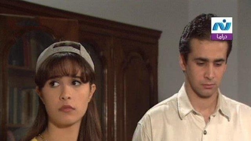 كريم عبدالعزيز و ياسمين عبدالعزيز في مشهد من مسلسل"امرأة من زمن الحب"