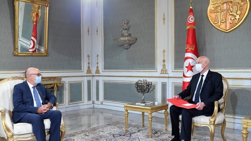 الرئيس التونسي «يمين» ومحافظ البنك المركزي التونسي «يمين»